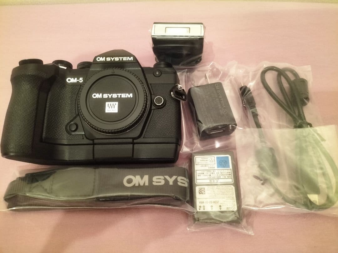 【美品】OM SYSTEM OM-5 ブラック本体+純正グリップ+純正フラッシュ