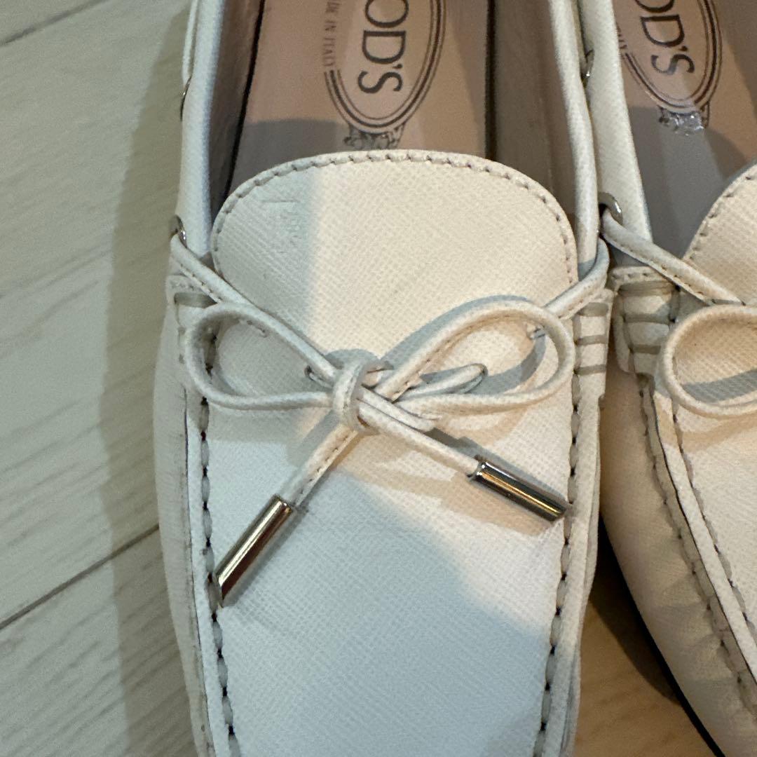 TOD'S ホワイト ローファー