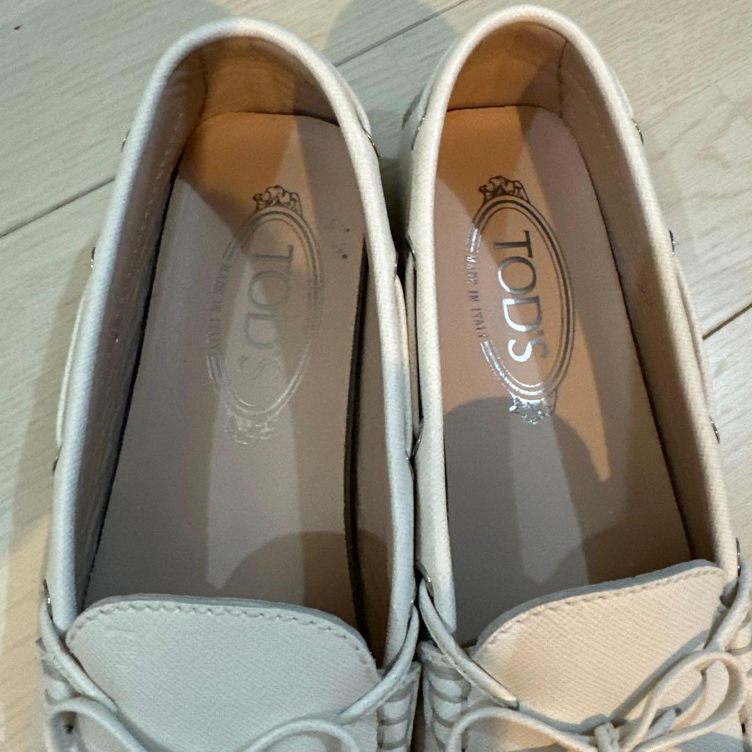 TOD'S ホワイト ローファー