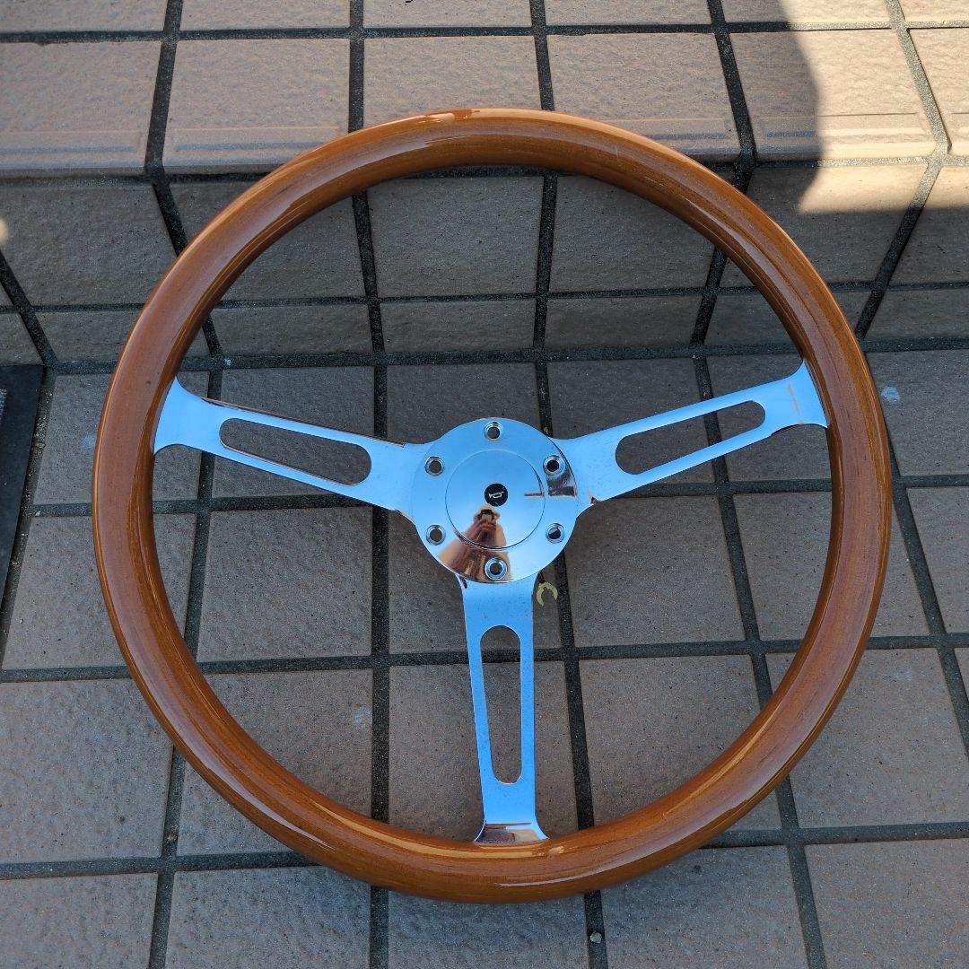 ウッドとクロームの3スポークステアリングホイール