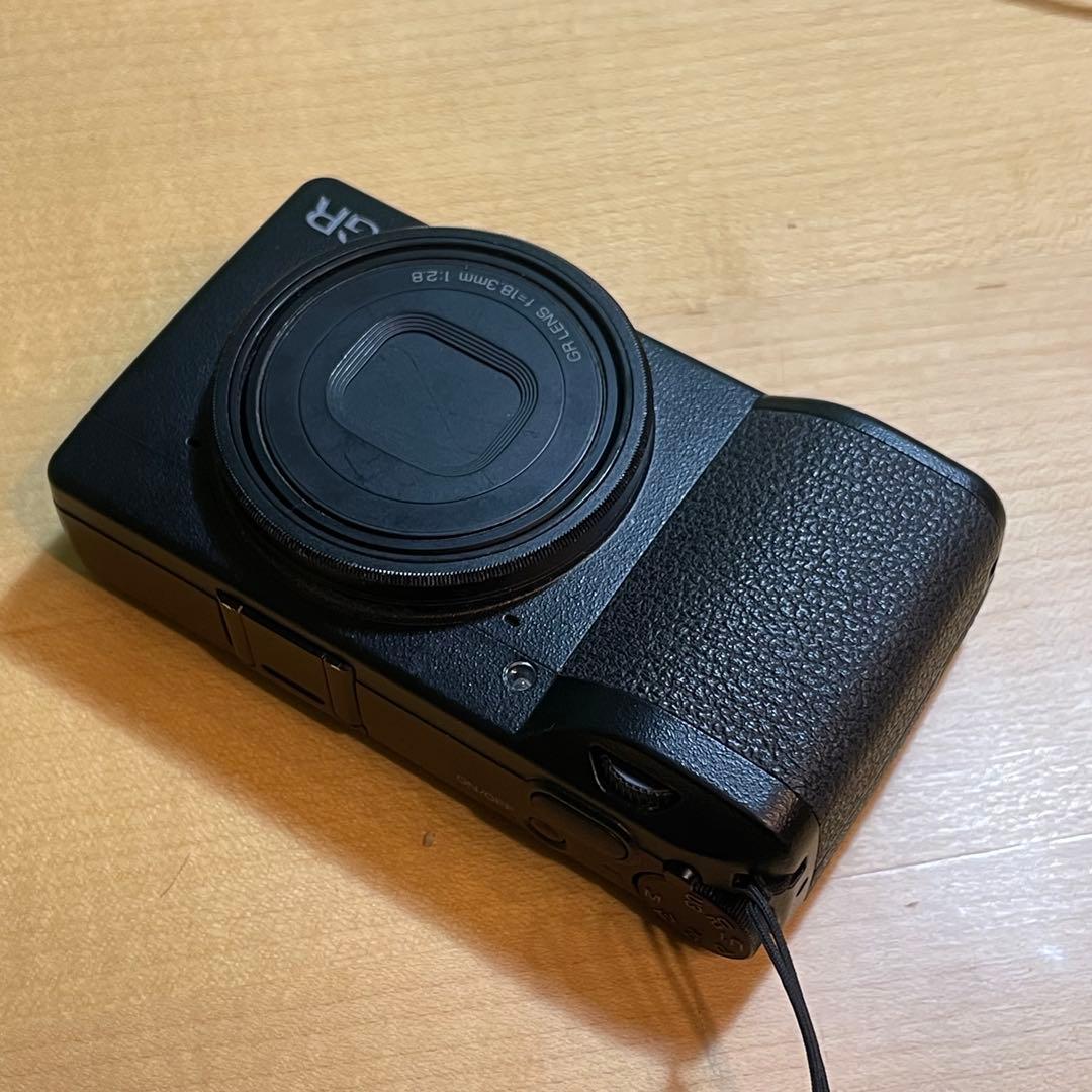 RICOH GR III 本体と充電器付き