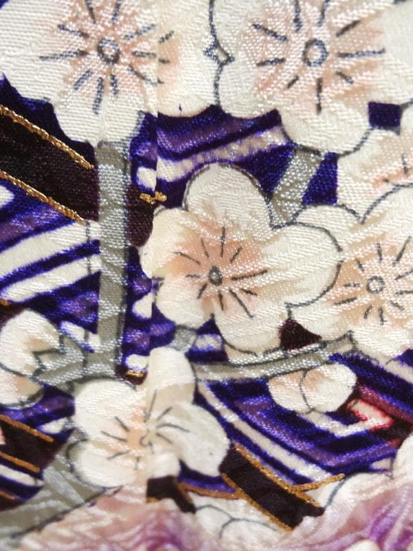淡い紫色の絞りに牡丹や花々　振袖