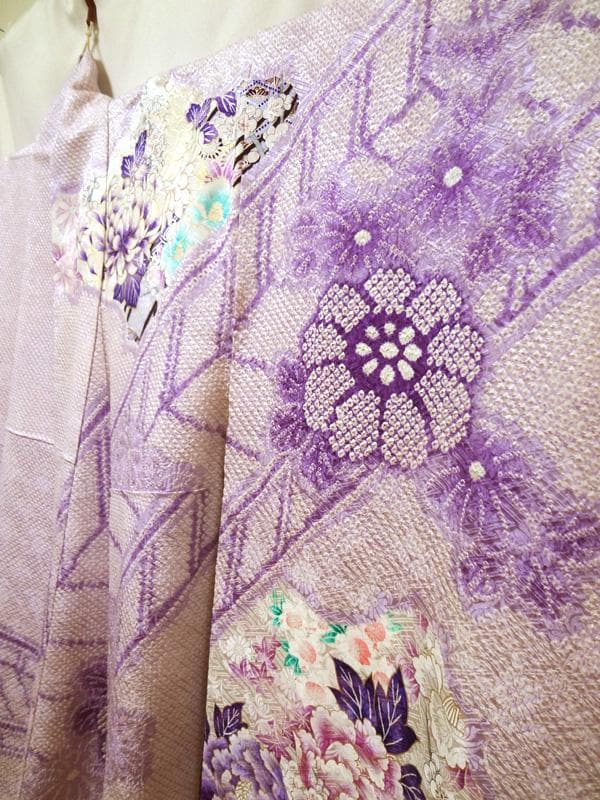 淡い紫色の絞りに牡丹や花々　振袖