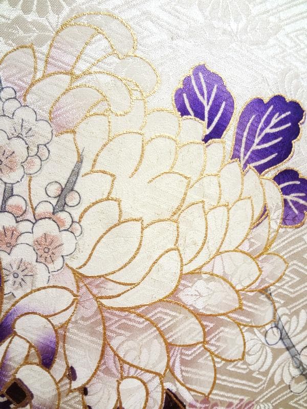 淡い紫色の絞りに牡丹や花々　振袖