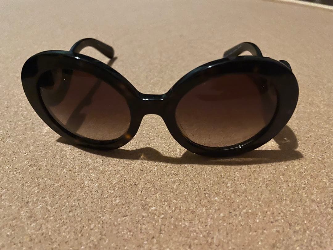 PRADA オーバーサイズサングラス ブラック