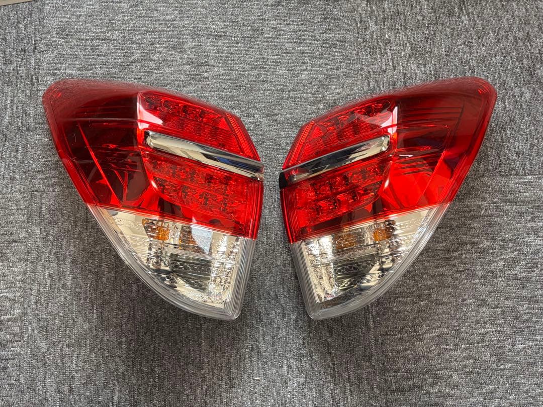 トヨタ ヴァンガード 左右純正テールランプ 後期 赤色