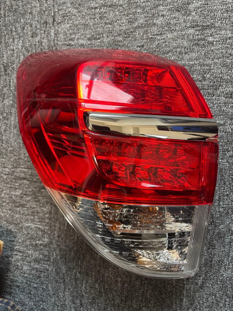 トヨタ ヴァンガード 左右純正テールランプ 後期 赤色