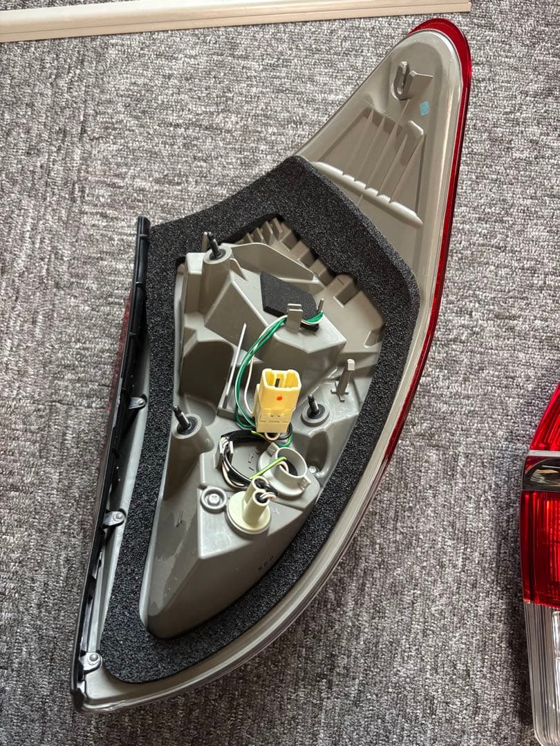 トヨタ ヴァンガード 左右純正テールランプ 後期 赤色