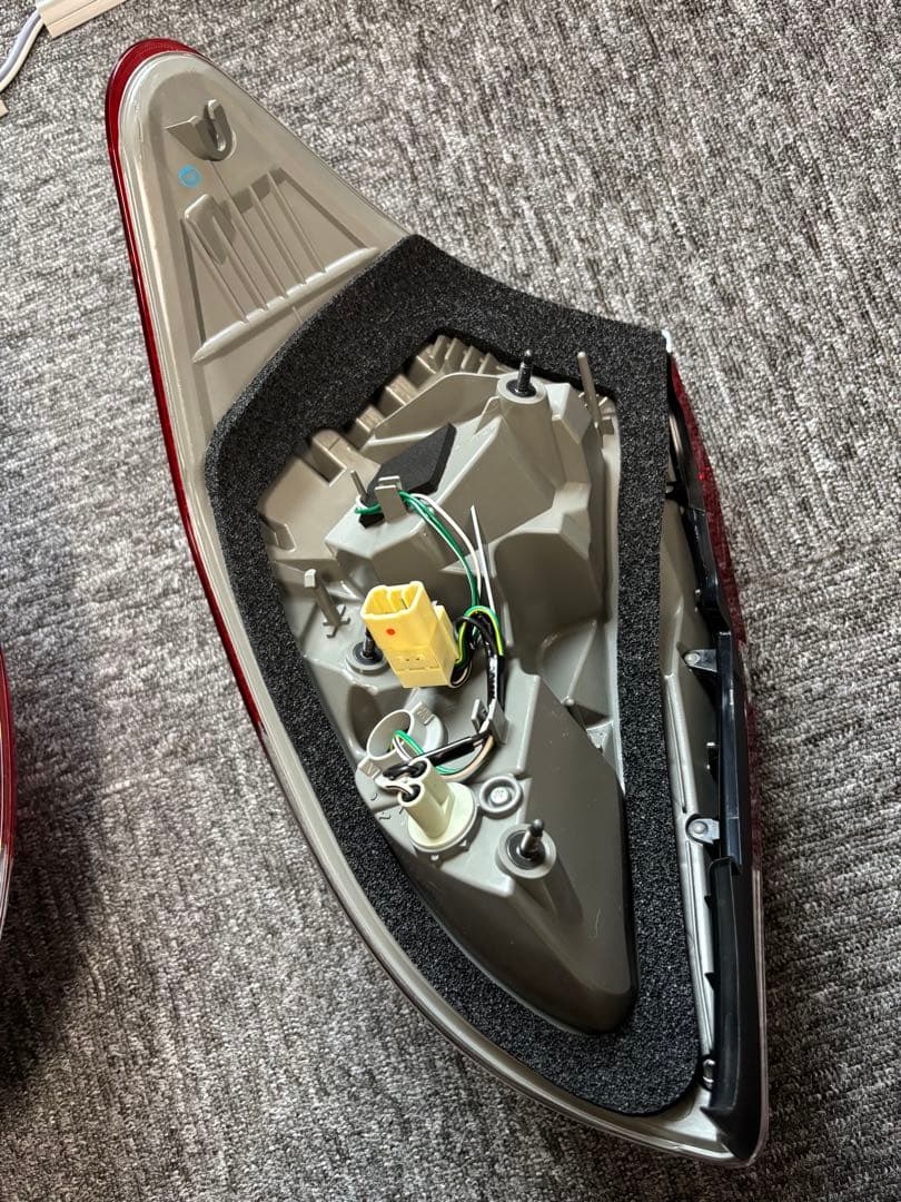 トヨタ ヴァンガード 左右純正テールランプ 後期 赤色