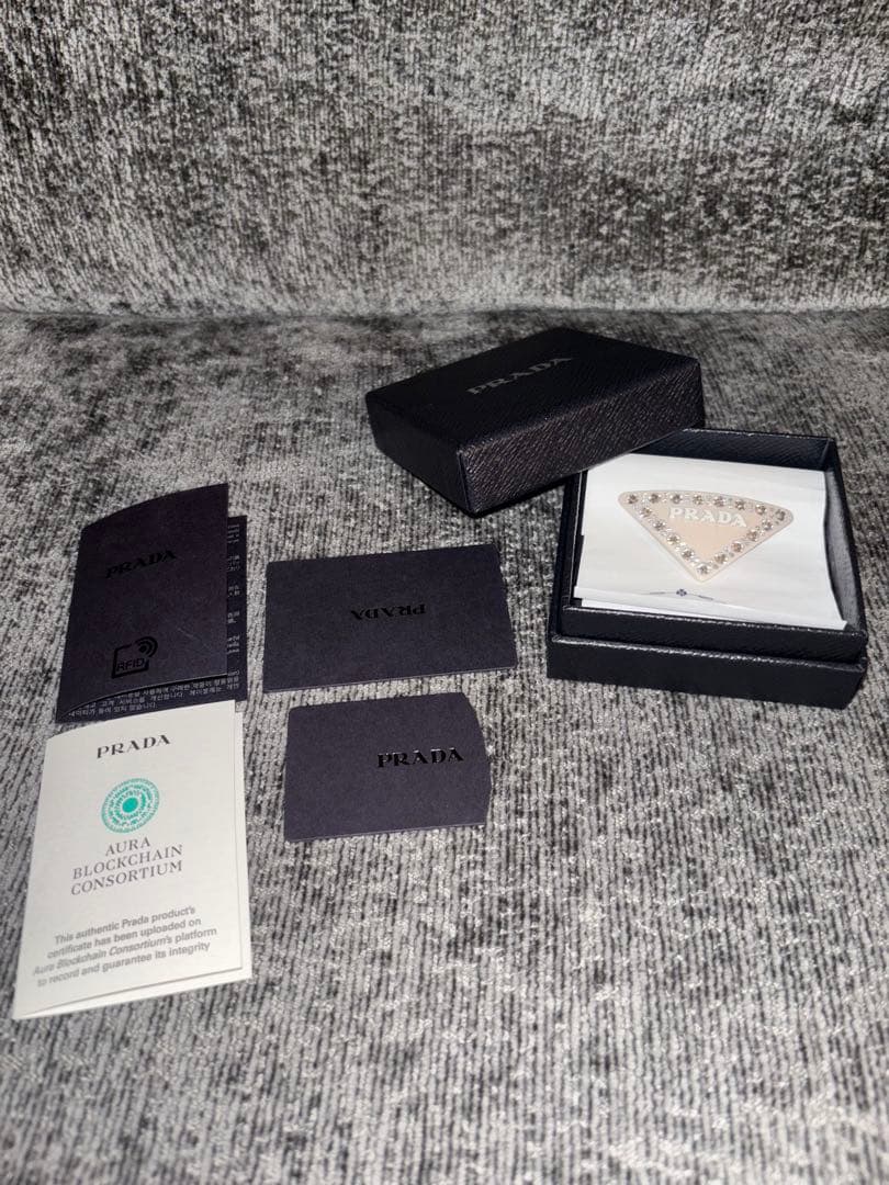 プラダ プレキシガラス ヘアクリップ ホワイト