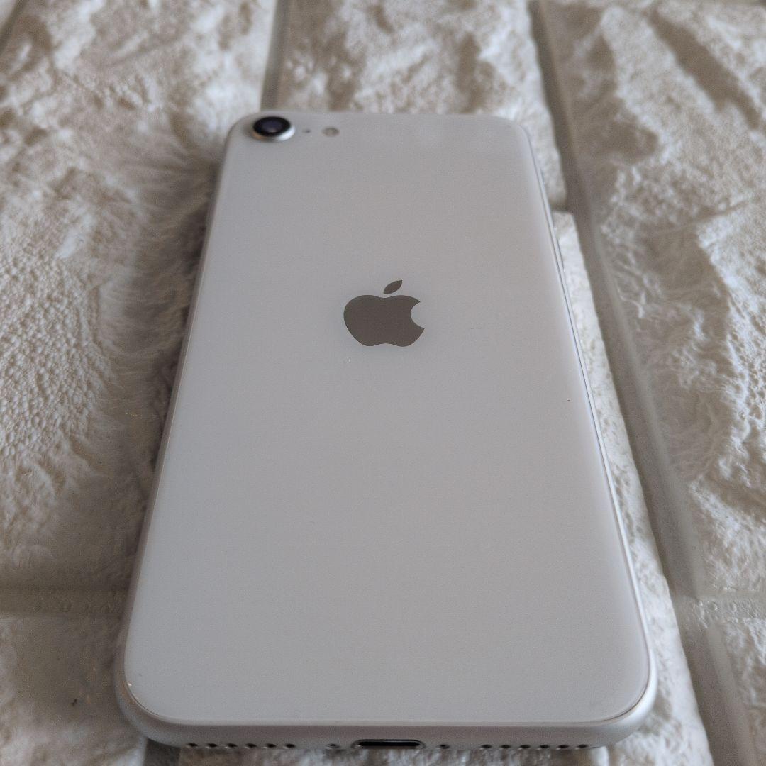 Apple iPhone SE 128GB 白　充電ケーブルバッテリー残量84%
