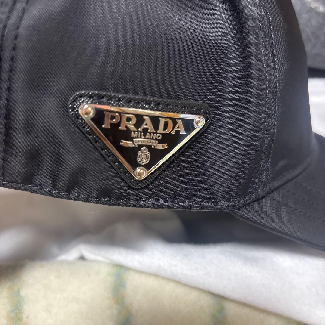 PRADA キャップシルバー三角ロゴ
