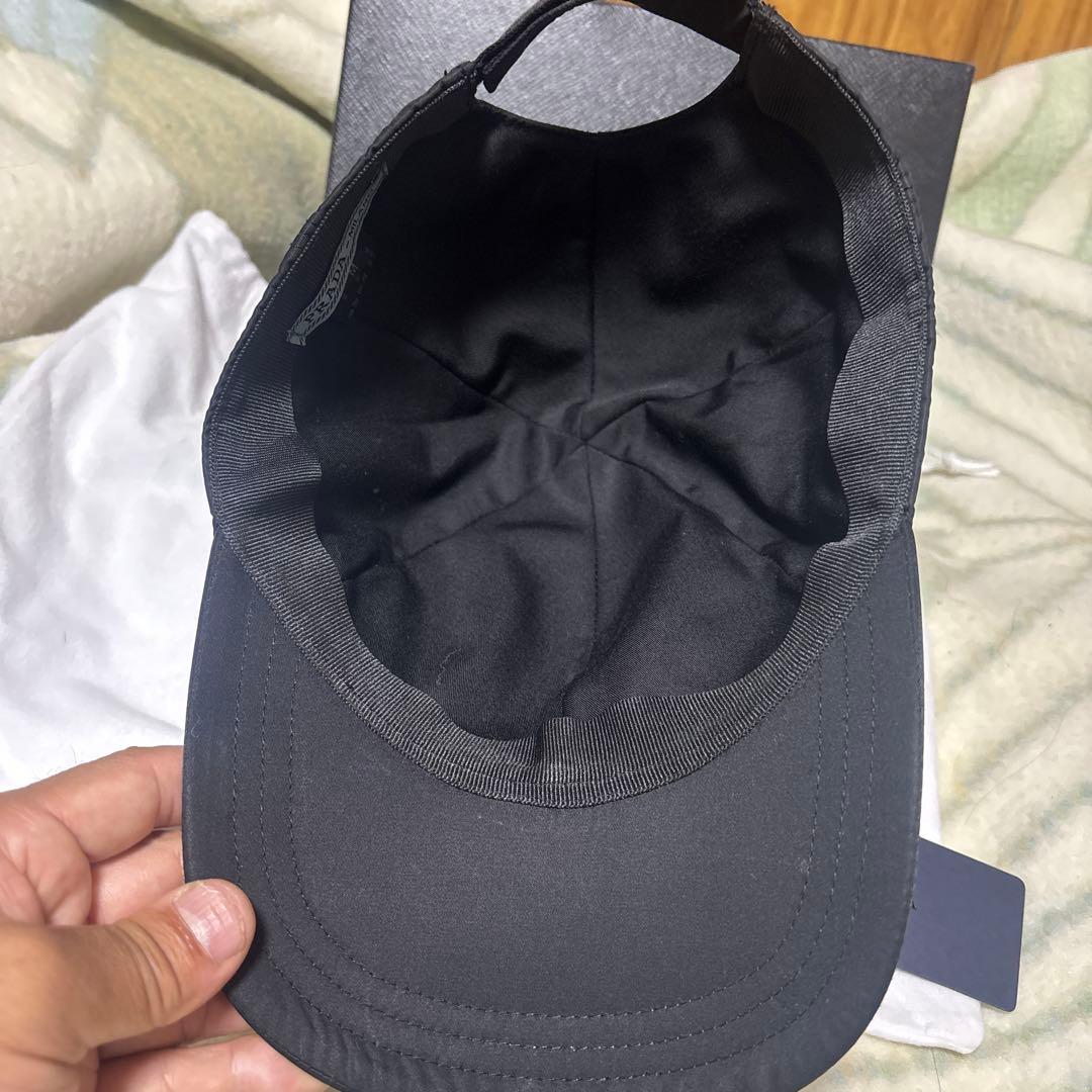 PRADA キャップシルバー三角ロゴ