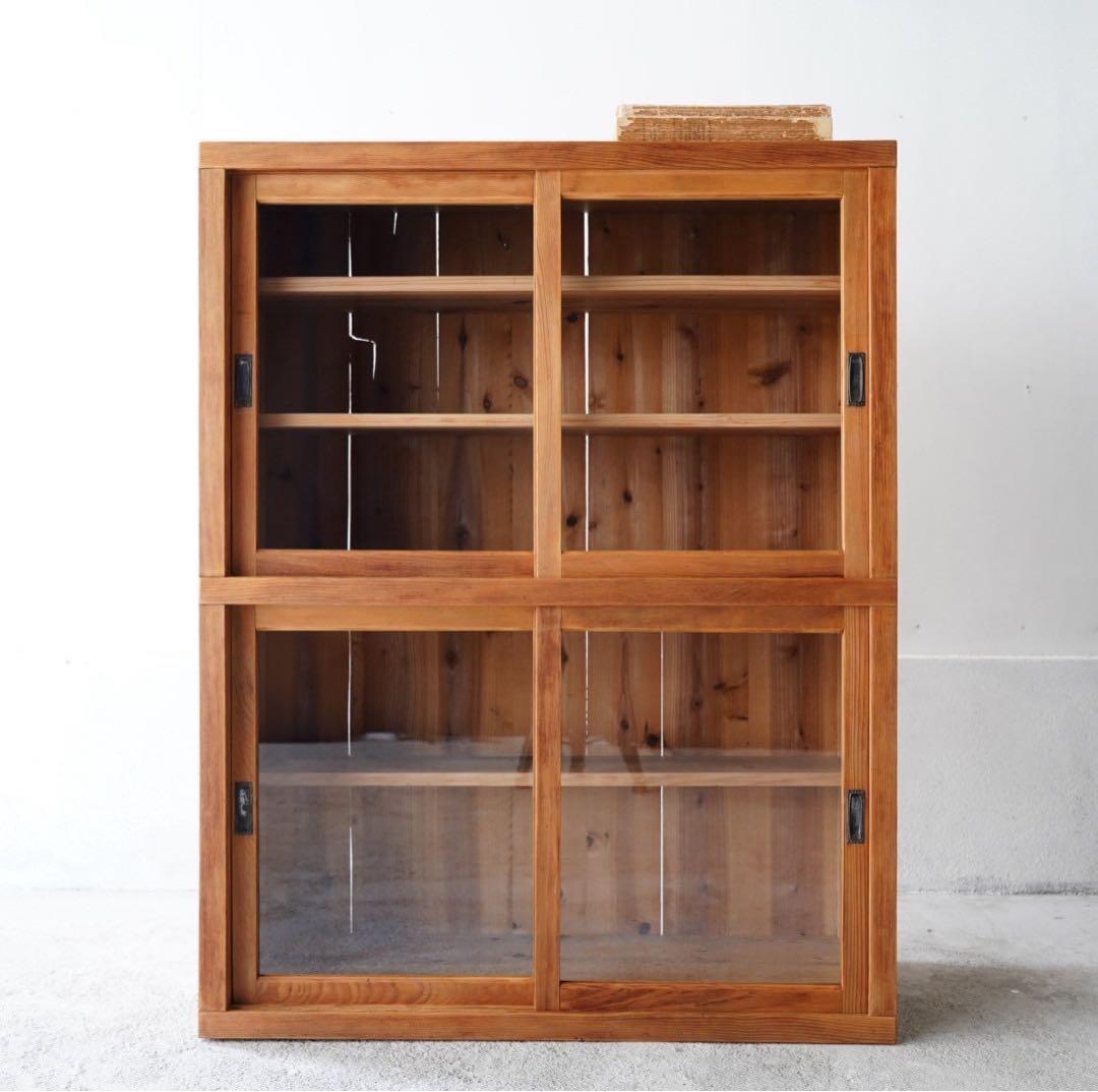 ガラス引き戸のキャビネット