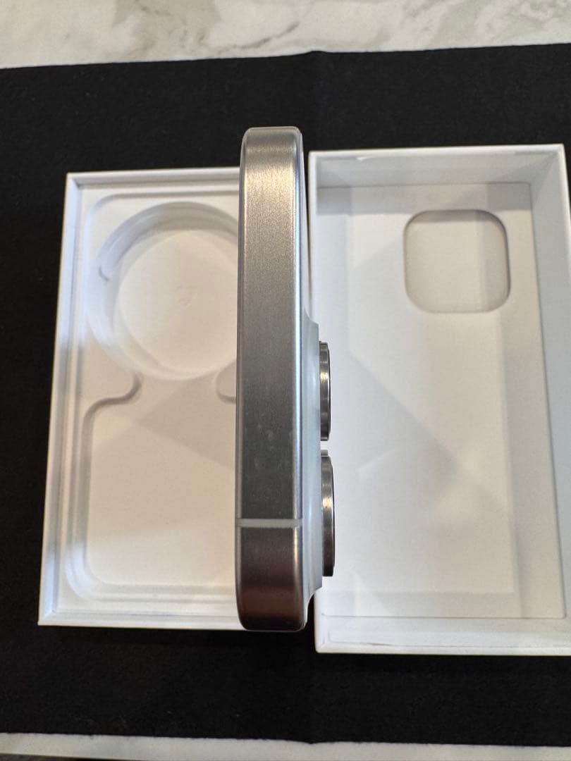 iPhone 15 Pro 256GBホワイトチタニウム　美品　 86%