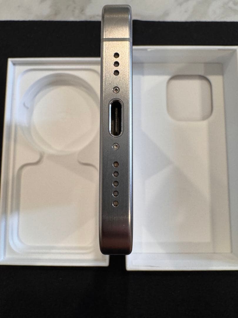 iPhone 15 Pro 256GBホワイトチタニウム　美品　 86%