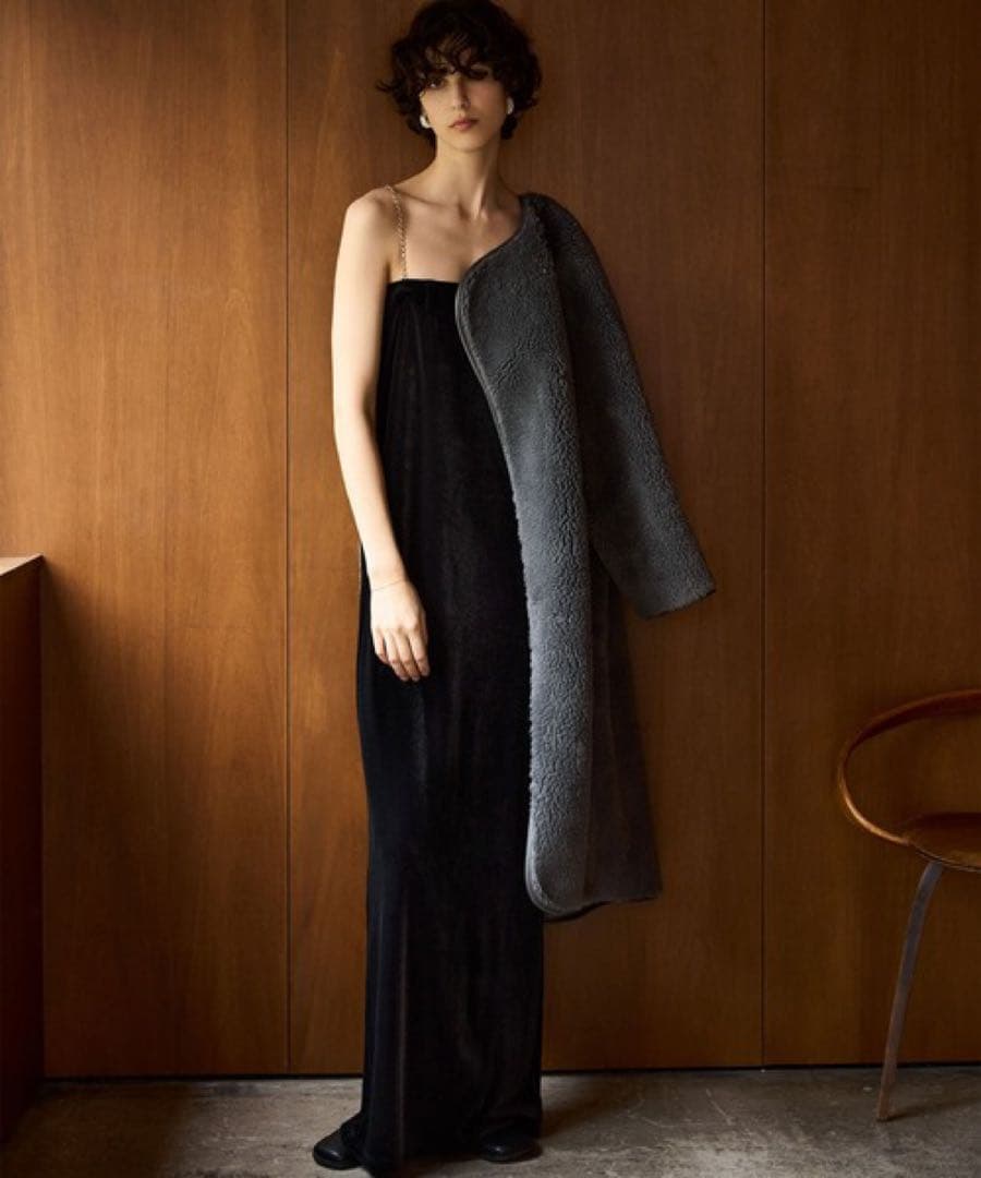 未使用 アクテ AKTE チェーンストラップ ベロアワンピース　黒