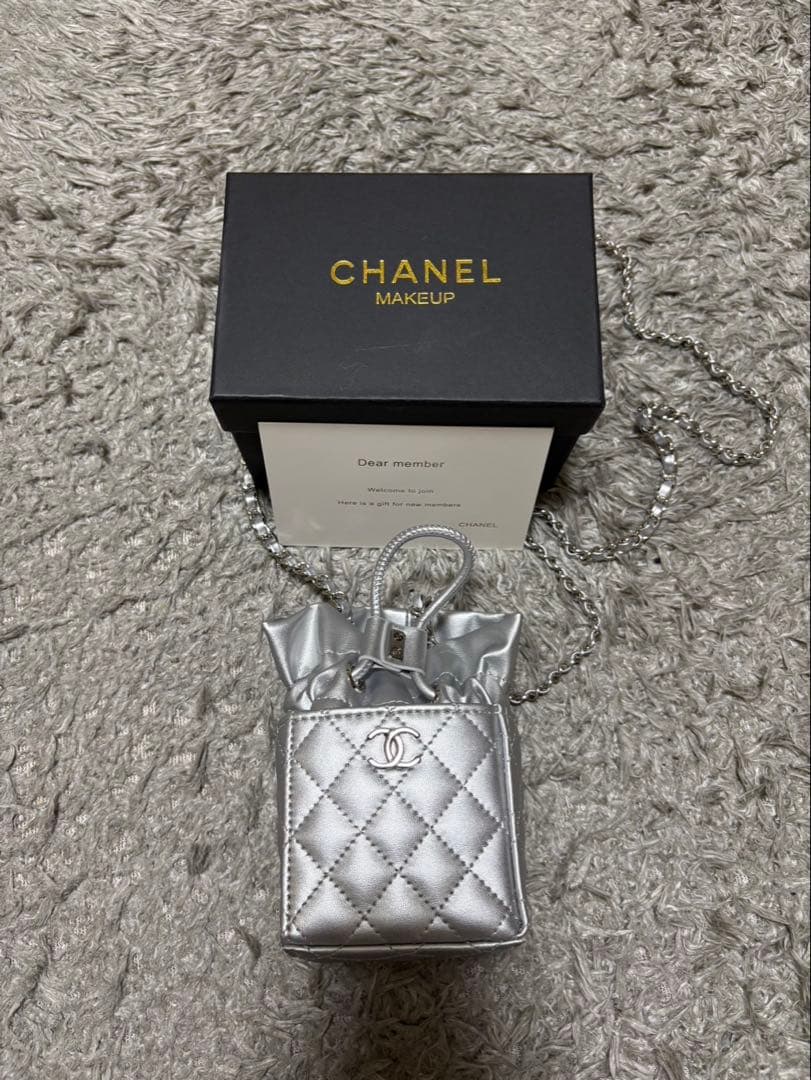 CHANEL ミニショルダーポーチ　ノベルティ　シルバー　キルティング　巾着