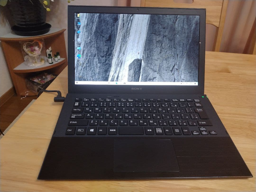 軽量薄型☆VAIO SVP112A2CN Core i3 8GB SSD128