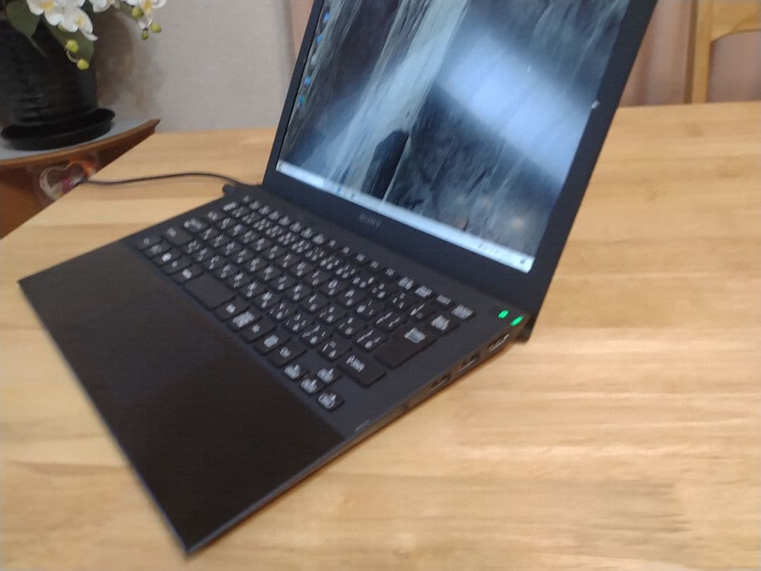 軽量薄型☆VAIO SVP112A2CN Core i3 8GB SSD128