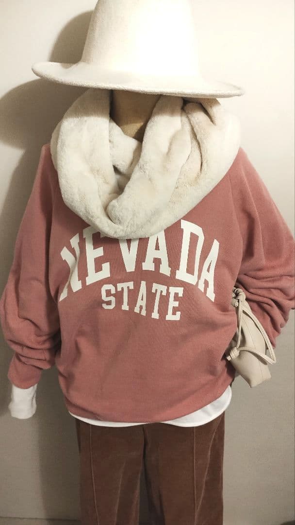 スミレ様 C6901 ロゴスウェット×コーデュロイパンツコーデ