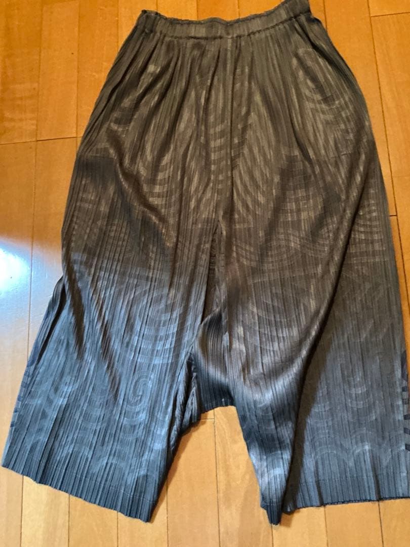 プリーツプリーズのグレー 波模様 サルエルパンツ