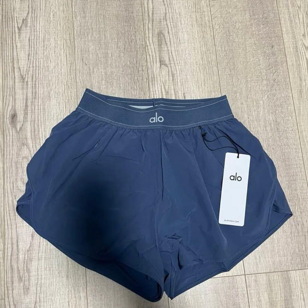Alo yoga グレーブルー　ショートパンツ　完売色