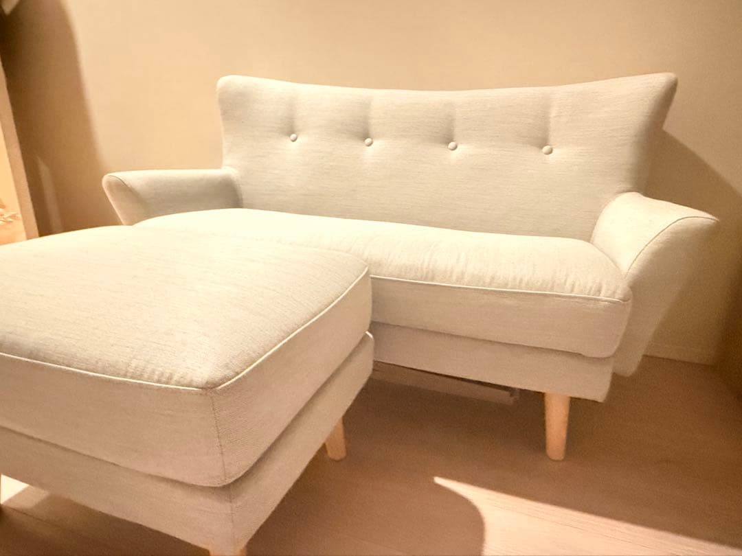 グレーのファブリック2人掛けソファ