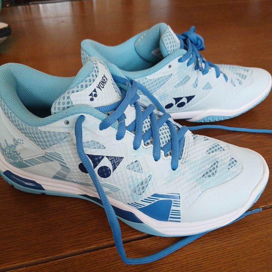 「美品」YONEX バドミントンシューズ 　　24.5cm 水色
