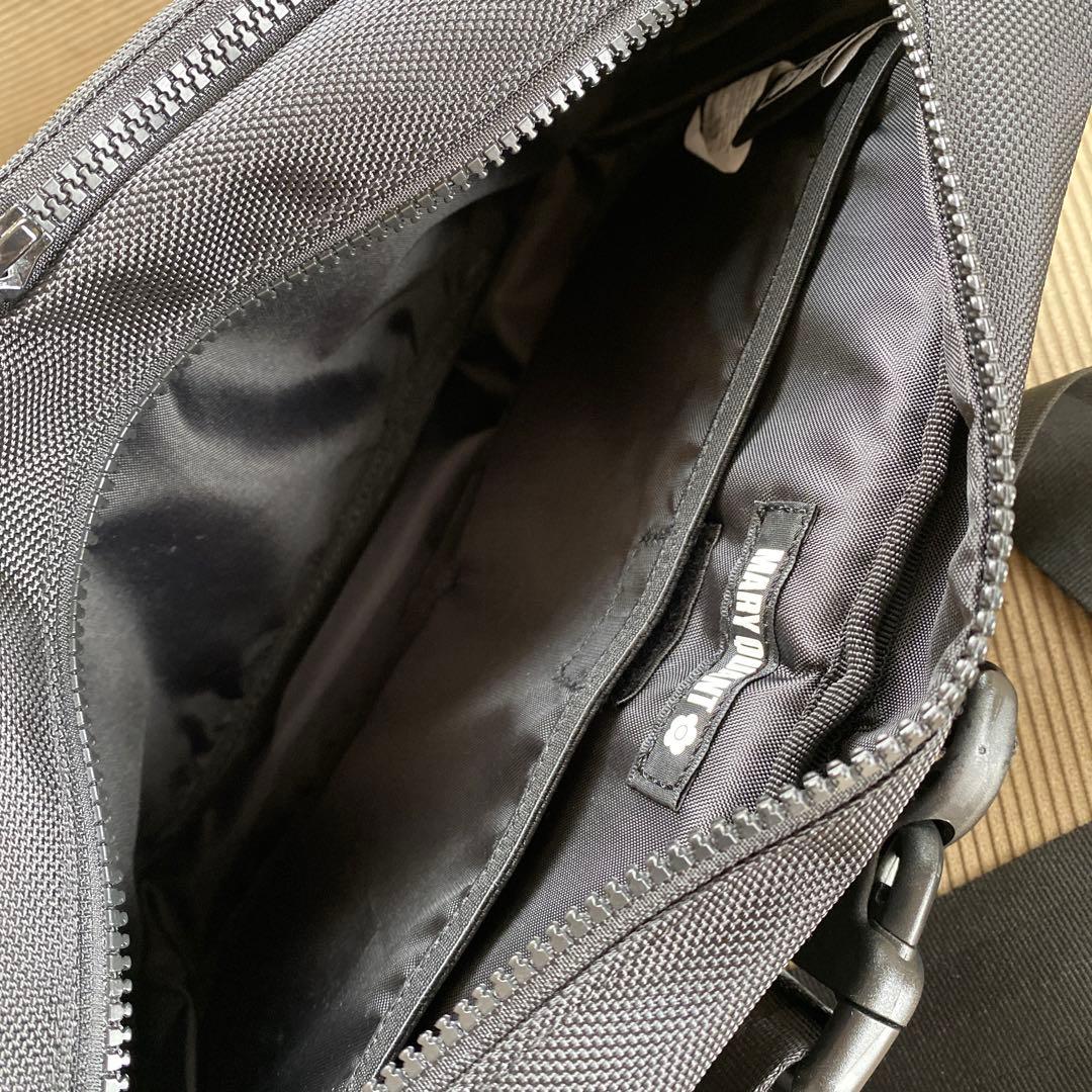 美品 ニューエラ マリークワント スクエア ボディバッグ ブラック マリクワ