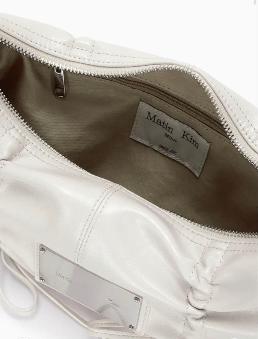 MATIN KIM ハーフシリングショルダーバッグ アイボリー