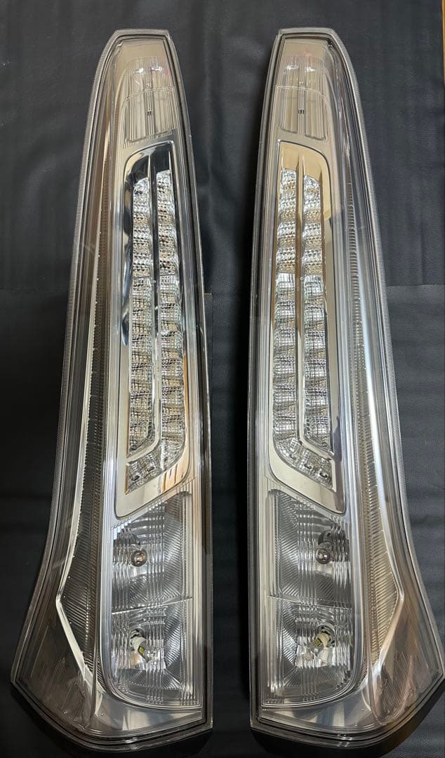 送料込み　セレナ C26 前期 純正 テールランプ 左右セット
