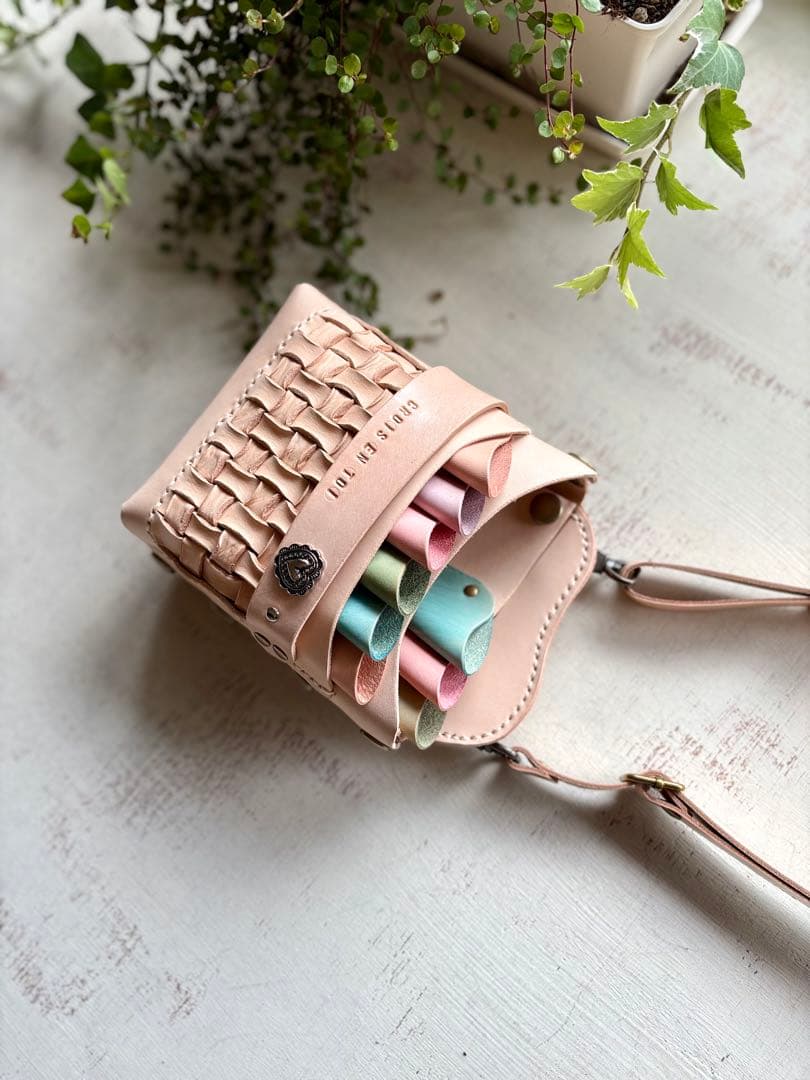 ヌメ革ナチュラル、メッシュワークの大容量シザーケース