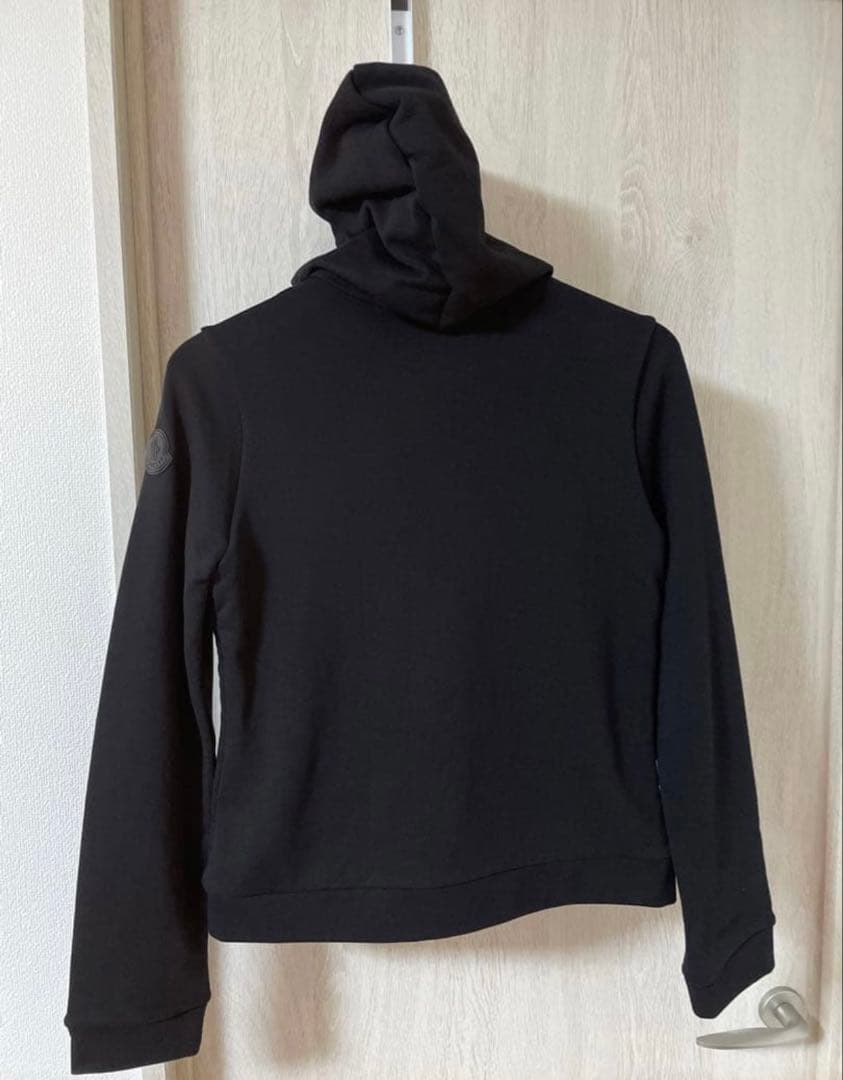 MONCLER ブラック ダウンジャケット フード付き