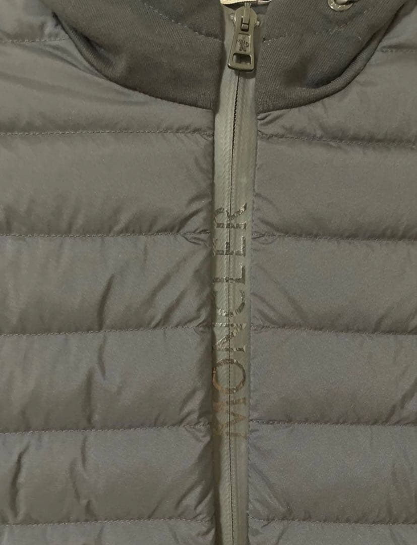 MONCLER ブラック ダウンジャケット フード付き