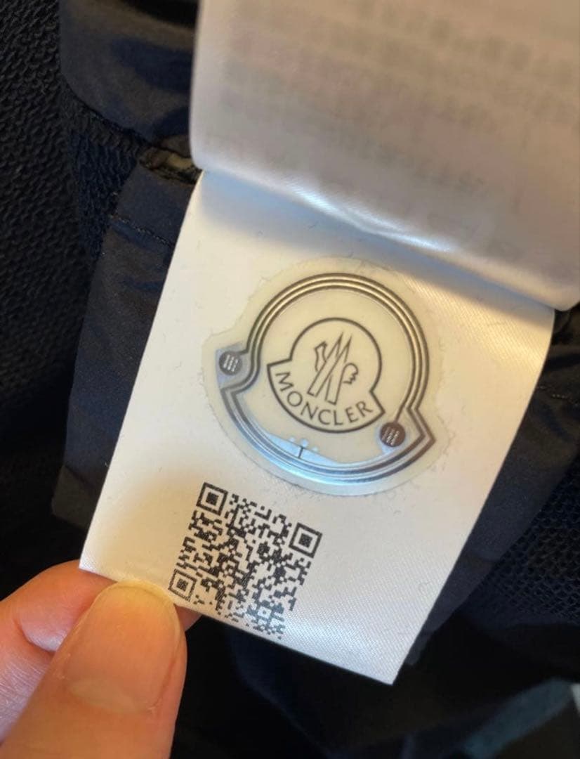MONCLER ブラック ダウンジャケット フード付き