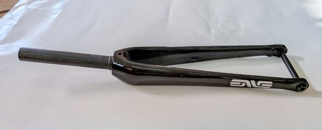 カーボン フロントフォーク ブラック、ディスク仕様。