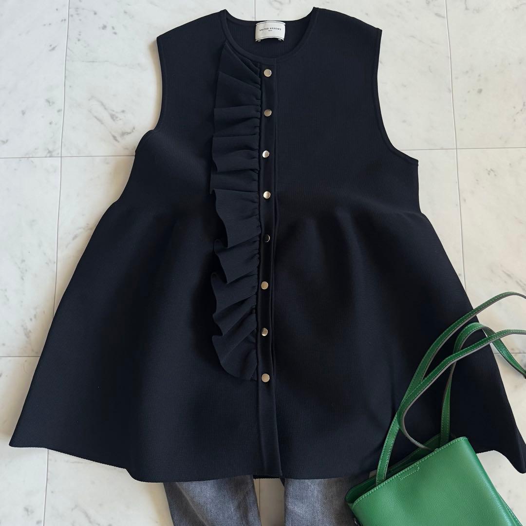 美品　人気　ユナイテッドアローズ　ニットフリルベスト　ジレ　ブラック