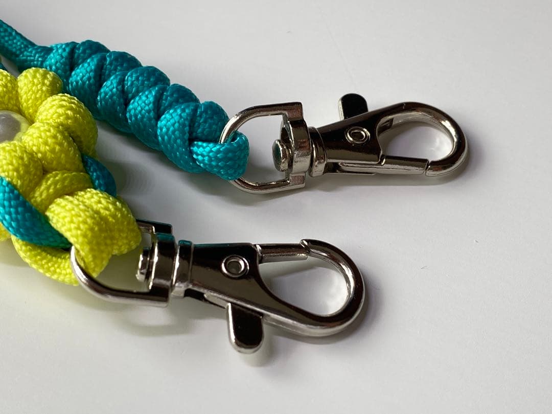 【ハンドメイド】パラコード・スマホ用お花柄ショルダーストラップ