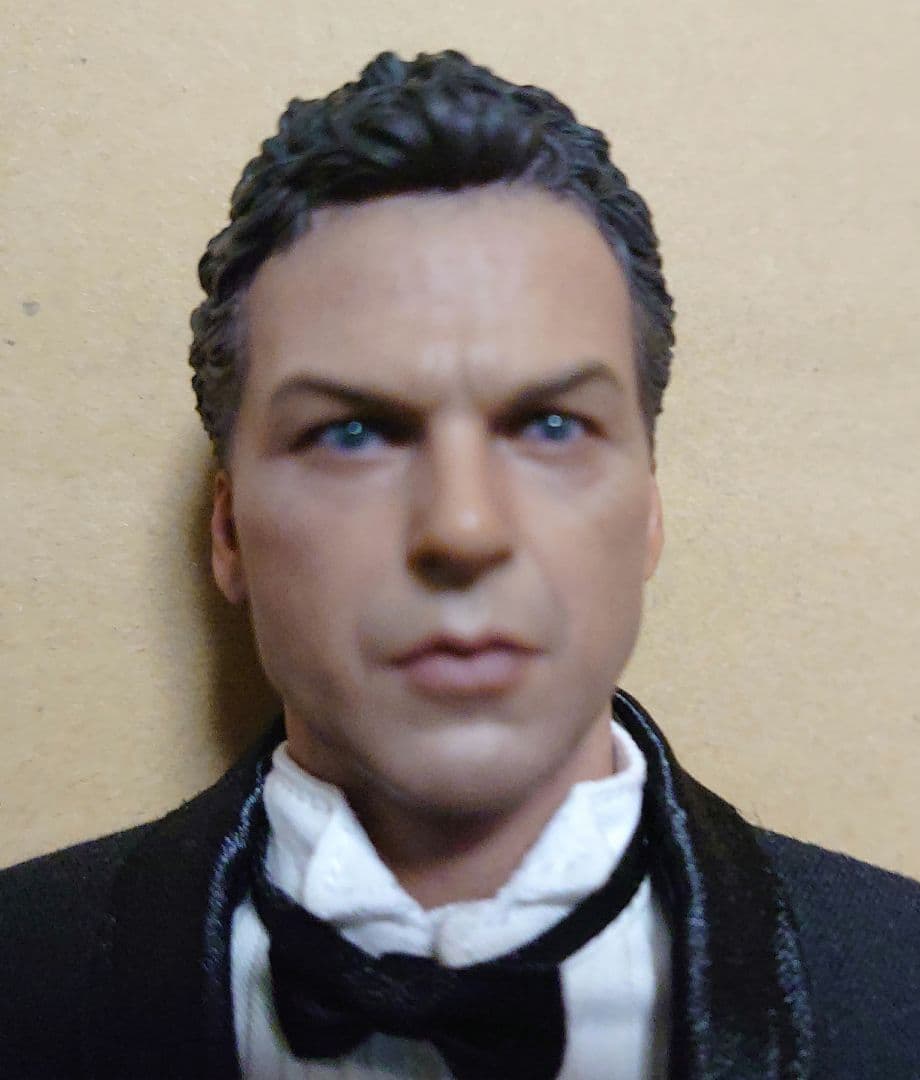 最終値下げ ホットトイズ ブルース・ウェイン 1/6 フィギュア