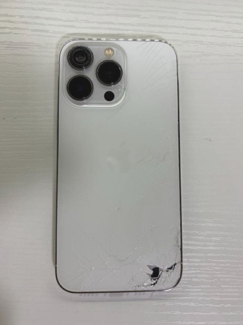 iPhone 13 Pro シルバー 背面、カメラひび割れ　ジャンク