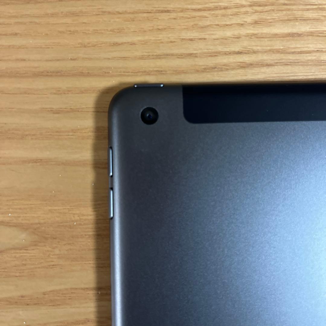 iPad (第7世代) 32GB スペースグレー Wi-Fi+Cellular