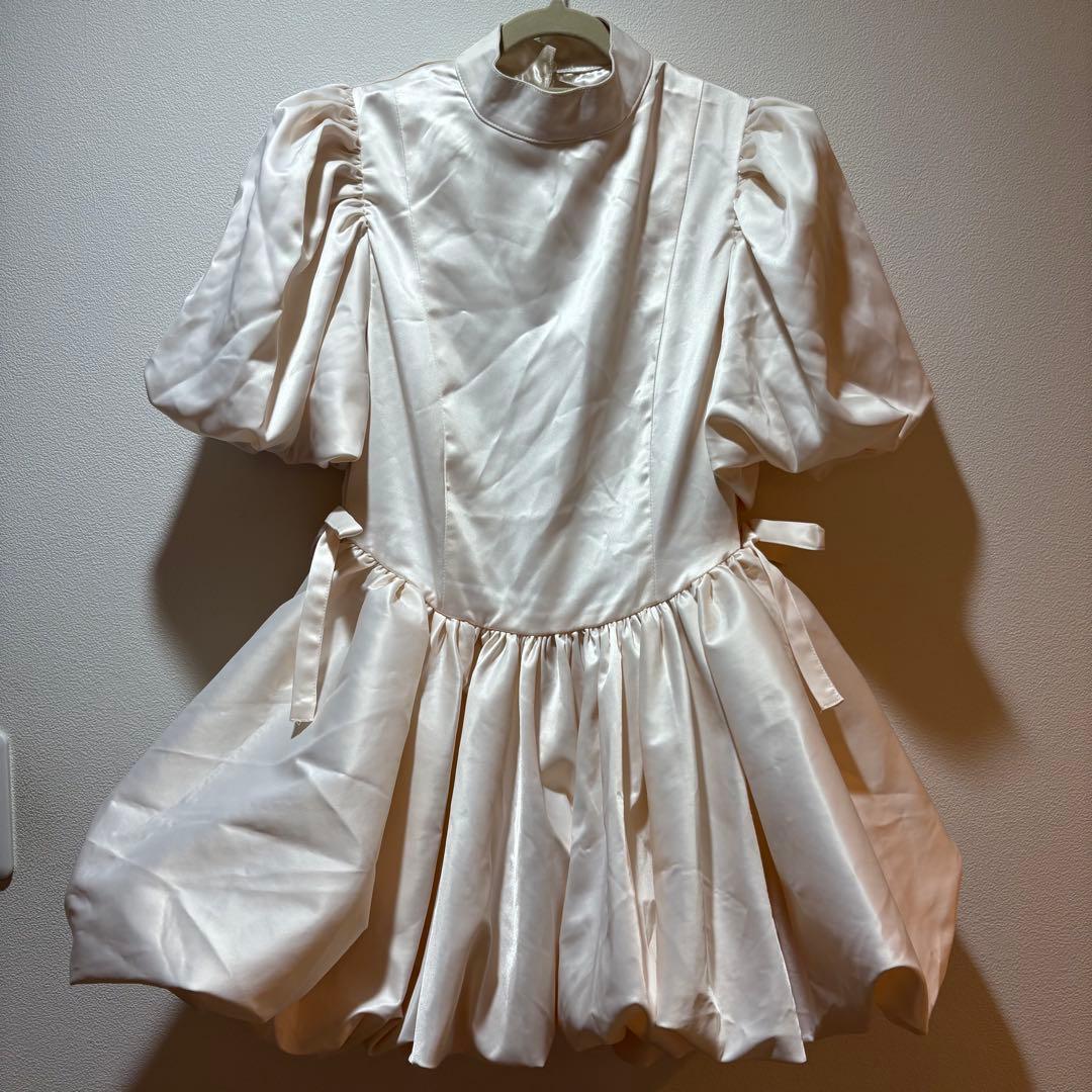 お値下げ不可treat ürself サテンバルーンぺプラムミニワンピース