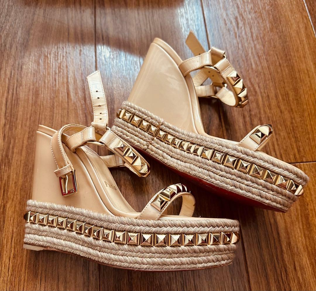 n*n　ルブタン　ベージュエナメルサンダル