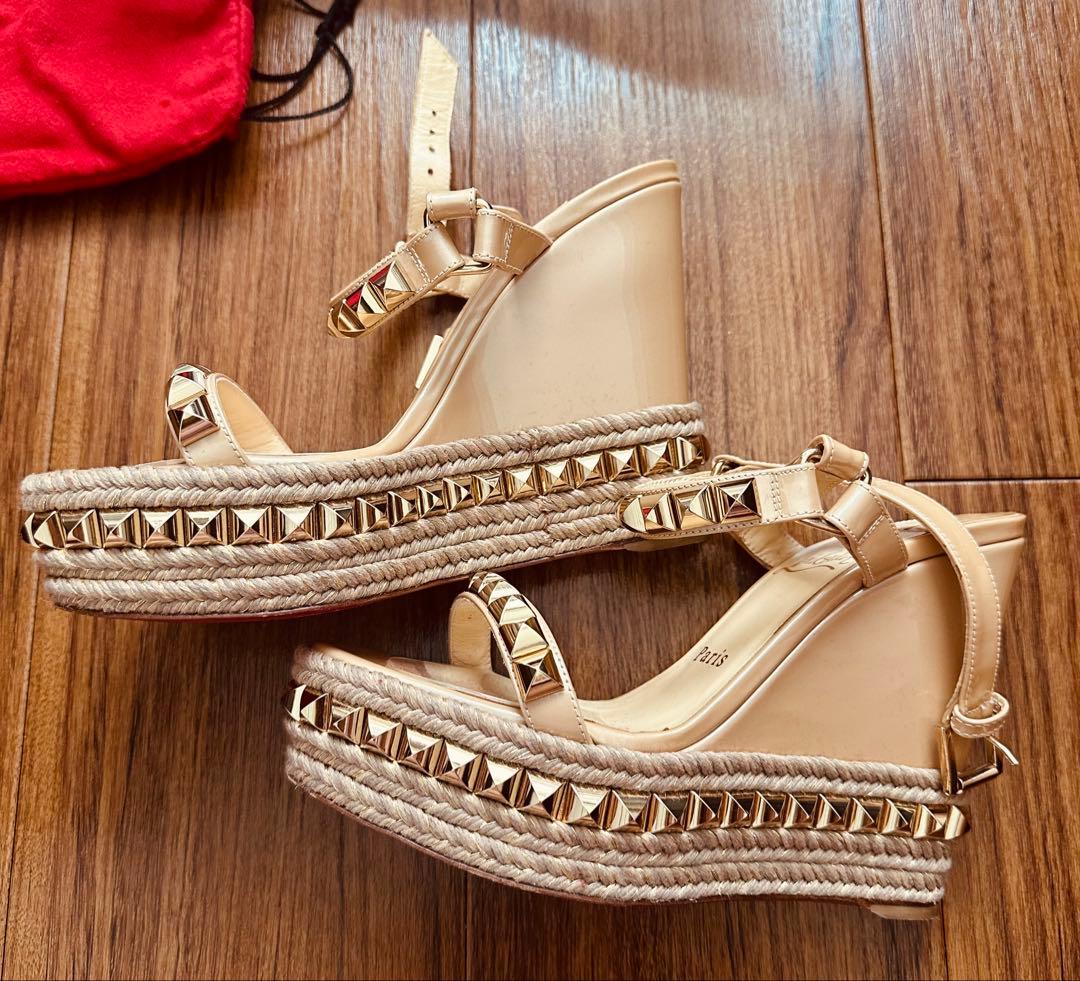 n*n　ルブタン　ベージュエナメルサンダル