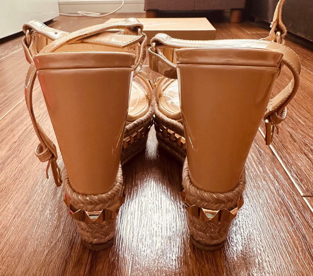 n*n　ルブタン　ベージュエナメルサンダル