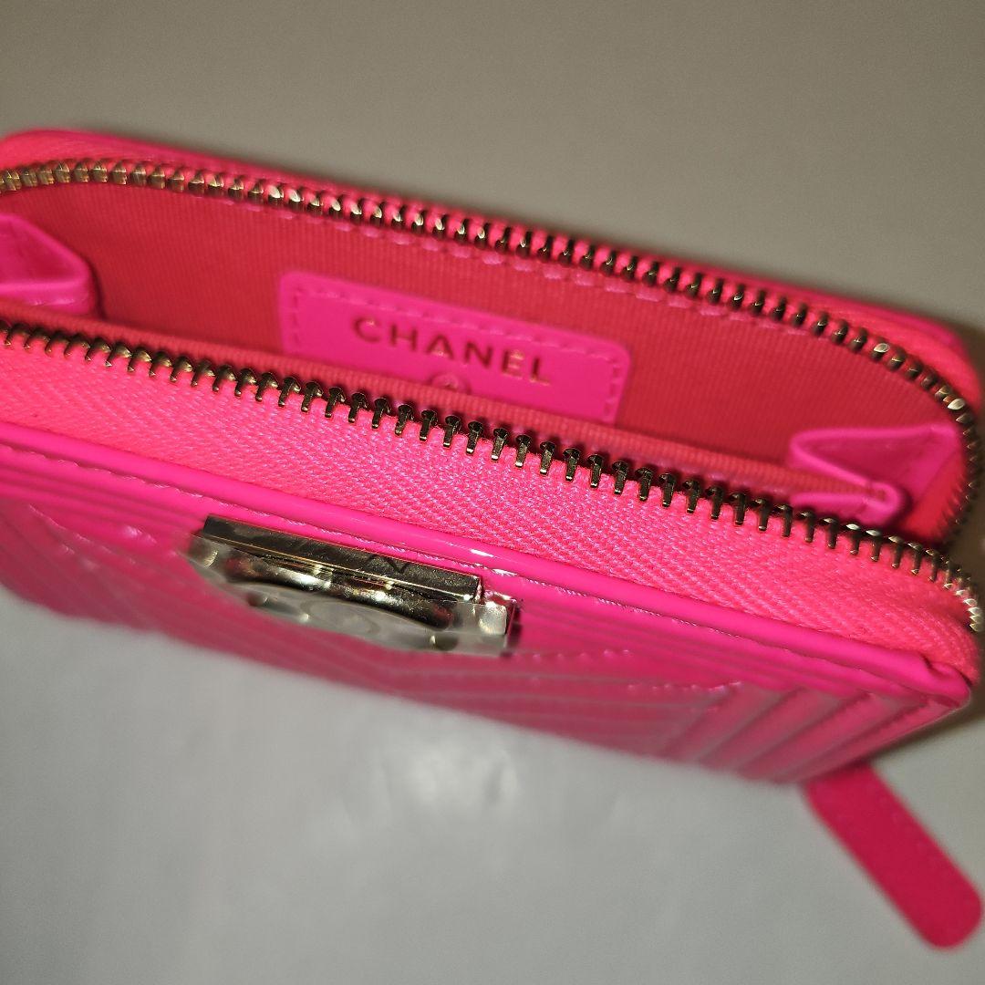 CHANELボーイシャネル　ネオンピンク 　キルティング エナメル　ケース