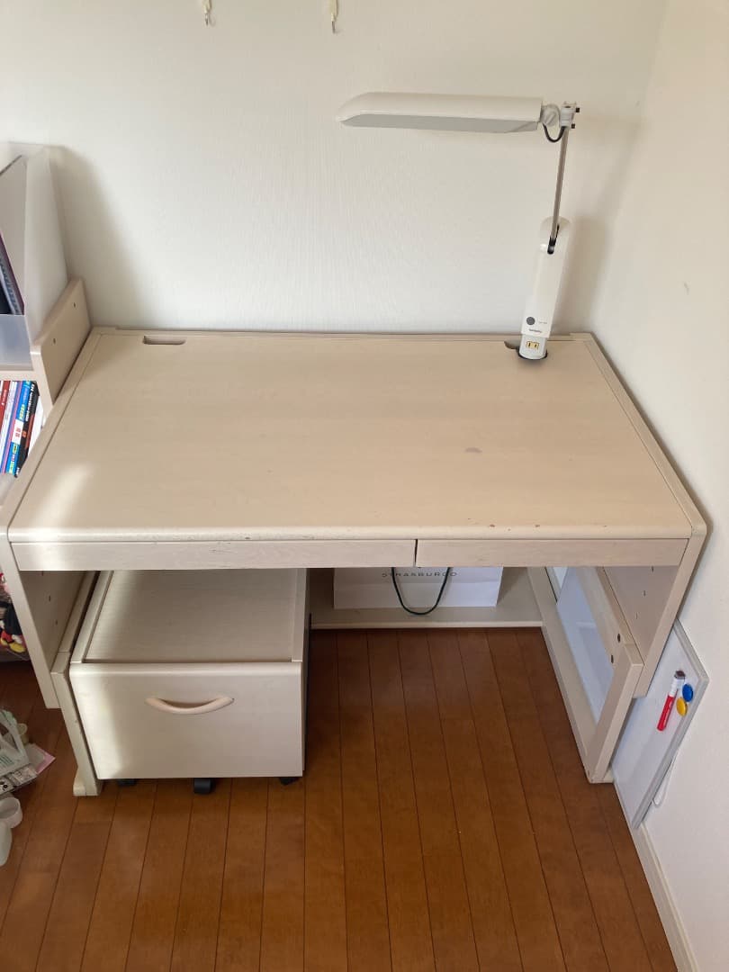 カリモク　ベネッセ　学びデスク