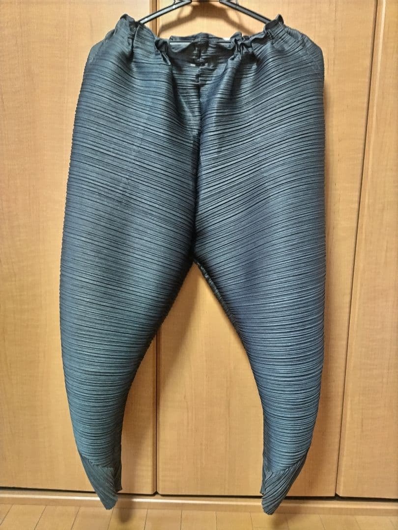 プリーツプリーズ　イッセイミヤケ　変形パンツ