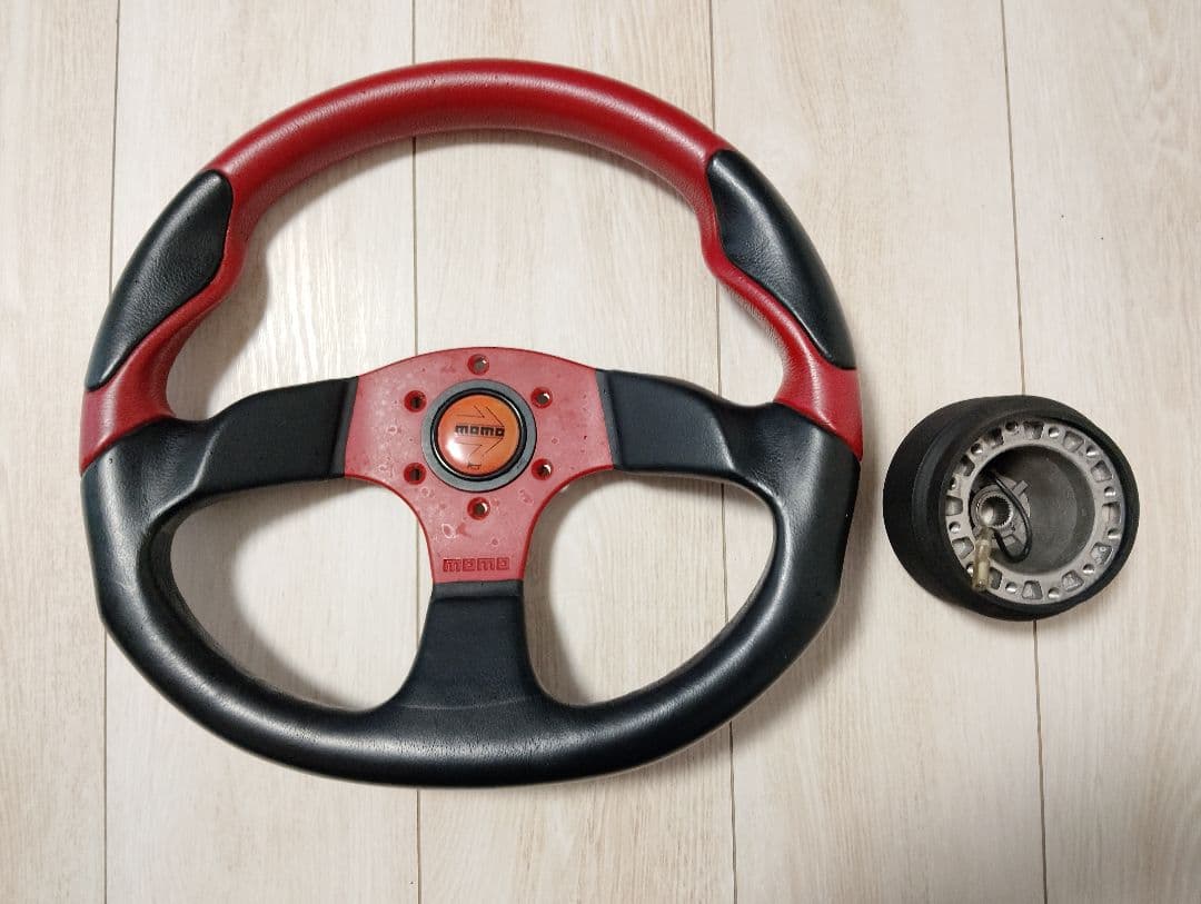 momoスポーツステアリング 赤と黒　ハンドルボス付き　即購入OKです